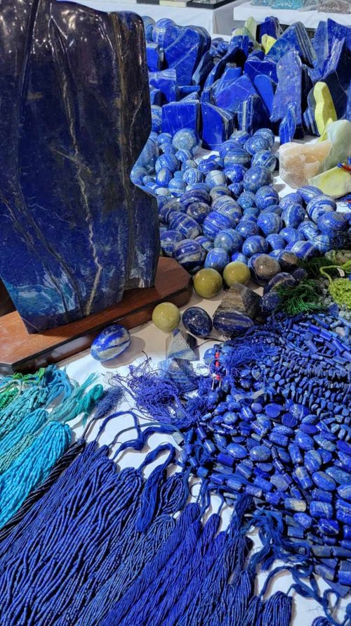 Figure 8.1: Lapis Lazuli from Sar-e Sang at the Tucson mineral show in 2022 from a Pakistani dealer